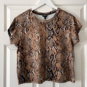 Animal print short sleeve crop top